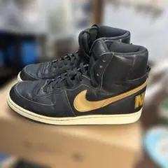 NIKE ハイカットスニーカー ブラック ゴールドのサムネイル