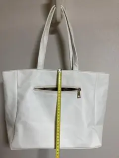 【新品】大容量トートバッグ白★両面＆内ポケット計3つのファスナー付タッセル