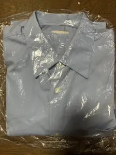 薄い青の長袖ワイシャツ