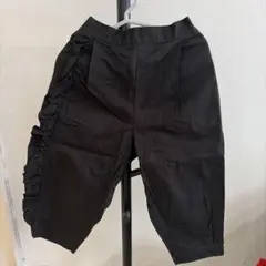 フリル付きブラッククロップドパンツのサムネイル
