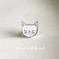小さな白猫のピンバッジ　ブローチ　ネコ　プレゼント　ピンズ　ねこ