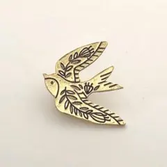 ヴィンテージガーデンのツバメブローチ　アンティーク調　ツバメ　花　草　鳥　北欧風