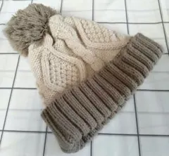 ポンポンつきニット帽