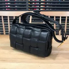 新品同様 ボッテガヴェネタ マキシイントレチャート パデットカセット ブラック