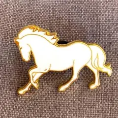 ピンバッジ　馬　干支　白　縁起物　競馬　ブローチ