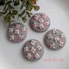 小さなお花の刺繍ブローチ