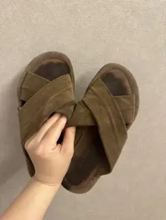 UGG スエード クロスストラップ サンダル ブラウン - メルカリ