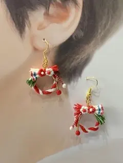 リース型ピアス 赤と白のツイストデザイン