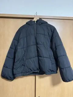 フード付き黒ダウンジャケット