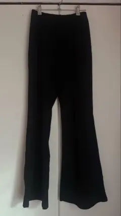 黒のフレアパンツ