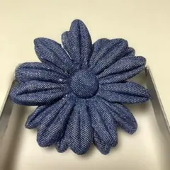 花型ブローチ（デニム生地）