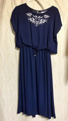 刺繍入りネイビーワンピース