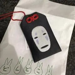 ジブリパーク　カオナシ お守り　ストラップ 黒色 布製のサムネイル