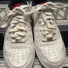 Nike Air Force 1 ホワイト ゴールド スニーカーのサムネイル