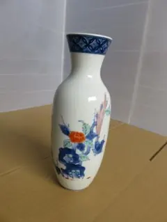 青い模様と花柄が美しい陶器製の花瓶