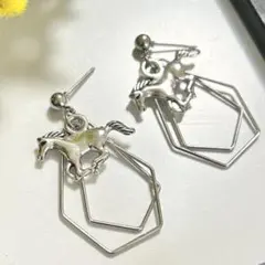 【幾何学と馬】ハンドメイドピアス 干支 午年 シンプル 揺れる