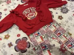 赤いフリル付きトレーナーとパンツのセット　マーキーズ