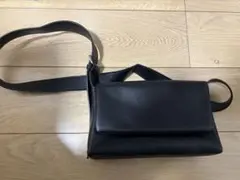 黒いレザーショルダーバッグ