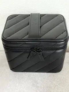 イヴ・サンローラン　バニティ　ポーチ　ケース　ノベルティ Yves Saint Laurent Beaute（ポーチ）のフリマアイテム一覧