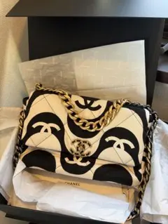 CHANEL ★貴重！国内5点ロゴプリント ショルダーバッグ19