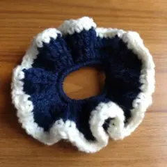 No.4ハンドメイド　シュシュ　フリル　毛糸かぎ編み　ネイビー×ホワイト