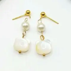 白猫とパールのピアス天然石白蝶貝使用　アレルギー対応ピアス