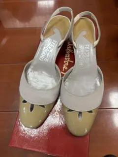 Ferragamo ベージュ オープントゥサンダル