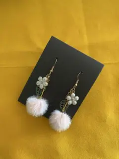 花とファーのピアス