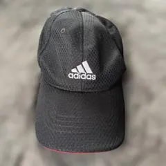adidas メッシュキャップ 黒 赤い縁取り