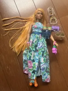 美品です！Extra Barbie ドール 花柄セットアップ マスコット付き