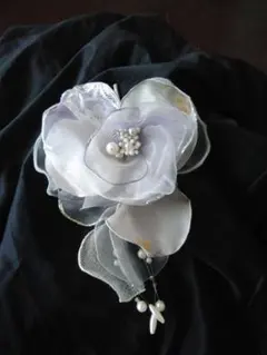 薄紫色の花モチーフブローチ