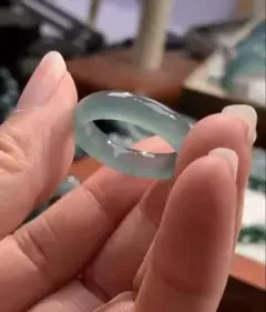 グアテマラ産 天然本翡翠 A貨 高氷種 くり抜きリング 藍水 緑花柄入り