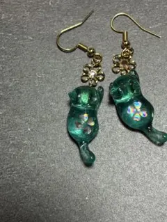 猫型樹脂ピアス青緑色