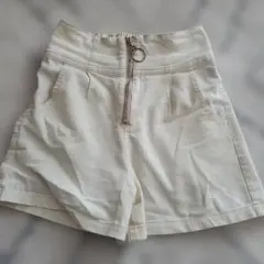 クリーム色ハーフパンツ 前面ジッパー付き