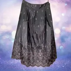 シワになりにくい光沢ミドル丈スカート 刺繍入りタック入り美シルエット格安