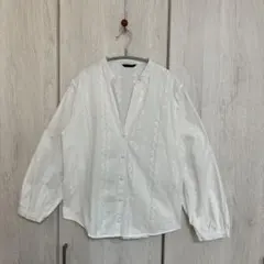 ZARA 刺繍入りホワイトVネックシャツ