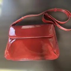 エナメル調 レッド ショルダーバッグ