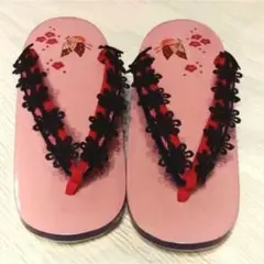 【未使用】花と蝶の台　下駄　花モチーフの鼻緒
