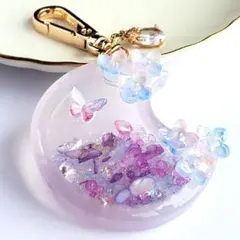 紫陽花月のレジンキーホルダー チャーム　シャカシャカ　シェイカー　 蝶