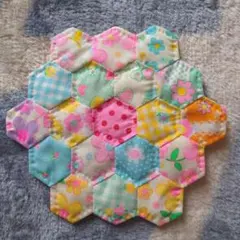 パッチワークキルトヘキサゴンのお花のタペストリー - メルカリ