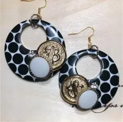 ピアス❤︎大ぶり大人モノトーンドット柄白ボタン   No.317