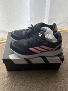 adidas 黒/ピンク ランニングシューズ