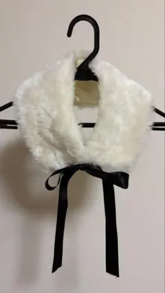 ホワイトファーつけ襟 ブラックリボン