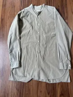 コモリ　カーキ バンドカラー　ロングシャツのサムネイル