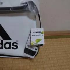 新品 adidas エナメル ショルダーバッグのサムネイル