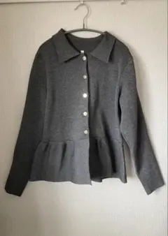【新品未使用】coca コカ　金ボタンフレアニットトップス　グレーM
