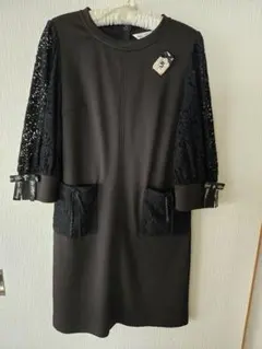 スーパービューティーの黒のレース袖ひざ丈ワンピース