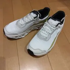 OnCloudmonsterVOIDホワイト/ゴールド ランニングシューズ