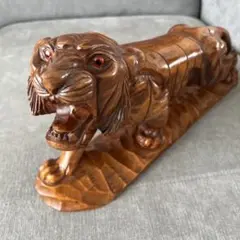 木彫り＊虎＊楠材】縁起物 天然木材一刀彫り 置物 28cm - メルカリ