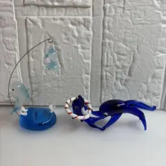 青色ガラスのイルカと釣り竿のアート